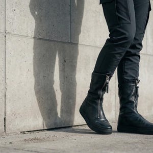Zwart leren halfhoge laarzen, schoenen met rits aan de voorkant dames, minimalistisch handgemaakt, designerschoenen afbeelding 13