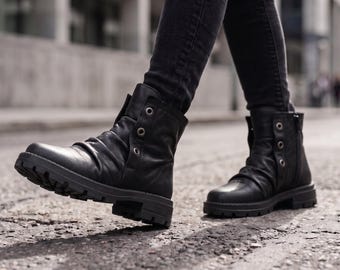 Avant-garde zwarte leren enkellaarzen | Minimalistisch ambachtelijk schoeisel