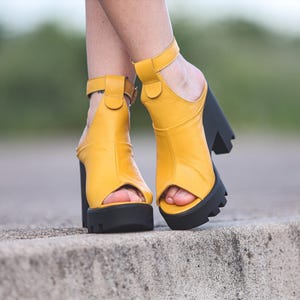 Handgefertigte Gelbe Leder Keil Sandalen: Chunky Plateau Knöchel Riemen Heels