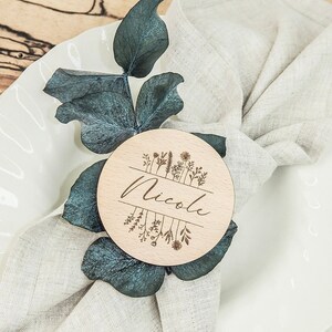 Platzkarten | Namensschild | Tischkarte | personalisierte Holzscheiben mit Blumenbukett