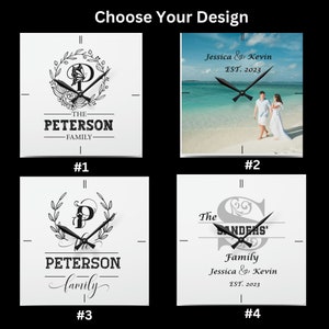 Può includere: Quattro diversi design per un orologio personalizzato. Il primo design presenta un'illustrazione in bianco e nero di una farfalla e la lettera "P" all'interno di una ghirlanda. Il secondo design presenta una scena di spiaggia con una coppia che cammina sulla sabbia. Il terzo design presenta un'illustrazione in bianco e nero di una ghirlanda con la lettera "P" all'interno. Il quarto design presenta un'illustrazione in bianco e nero della lettera "S" con il testo "The Sanders" sopra.