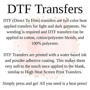 K&ouml;nnte beinhalten: DTF (Direct To Film) Transfers sind vollfarbige, thermotransferierte Transfers f&uuml;r helle und dunkle Kleidungsst&uuml;cke. Es ist kein Ausj&auml;ten erforderlich und DTF Transfers k&ouml;nnen auf Baumwolle, Baumwolle/Polyester-Mischungen und 100% Polyester angewendet werden. DTF Transfers werden mit einer wasserbasierten Tinte und einer pulverf&ouml;rmigen Klebstoffbeschichtung bedruckt. Dadurch f&uuml;hlen sie sich sehr weich an, sobald sie auf den Rohling aufgebracht wurden, &auml;hnlich wie bei Hochtemperatur-Siebdrucktransfers. Einfach pressen und loslegen! Alles, was Sie brauchen, ist eine Hei&szlig;presse!