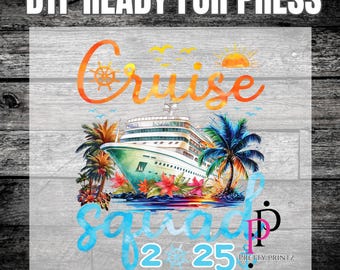 Könnte beinhalten: DTF READY FOR PRESS Grafik mit einem Kreuzfahrtschiff, Palmen und dem Text "Cruise Squad 2 25". Das Design verwendet Orange-, Blau- und Grüntöne mit einem Aquarelleffekt. Der Hintergrund ist eine graue Holzmaserung.