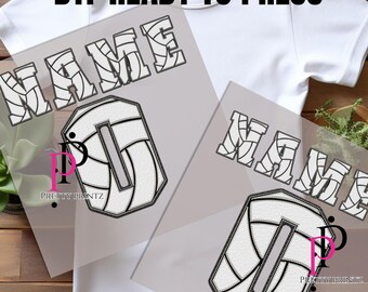 Könnte beinhalten: Weißes T-Shirt mit zwei DTF (Direct to Film) -Transferen zum Aufbügeln. Die Transfers zeigen das Wort "NAME" in einer stilisierten Schriftart und einen volleyballförmigen Buchstaben "I". Der Text "DTF READY TO PRESS" steht oben. Das Pretty Printz-Logo ist sichtbar.