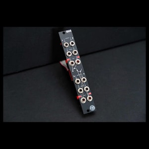 K&ouml;nnte beinhalten: Ein Set aus drei Keramikbechern mit gesprenkelter, matter Oberfl&auml;che. Die Becher sind in Creme-, Hellgrau- und Dunkelgraut&ouml;nen gehalten. Jeder Becher hat ein schlichtes, minimalistisches Design, perfekt f&uuml;r Kaffee oder Tee.