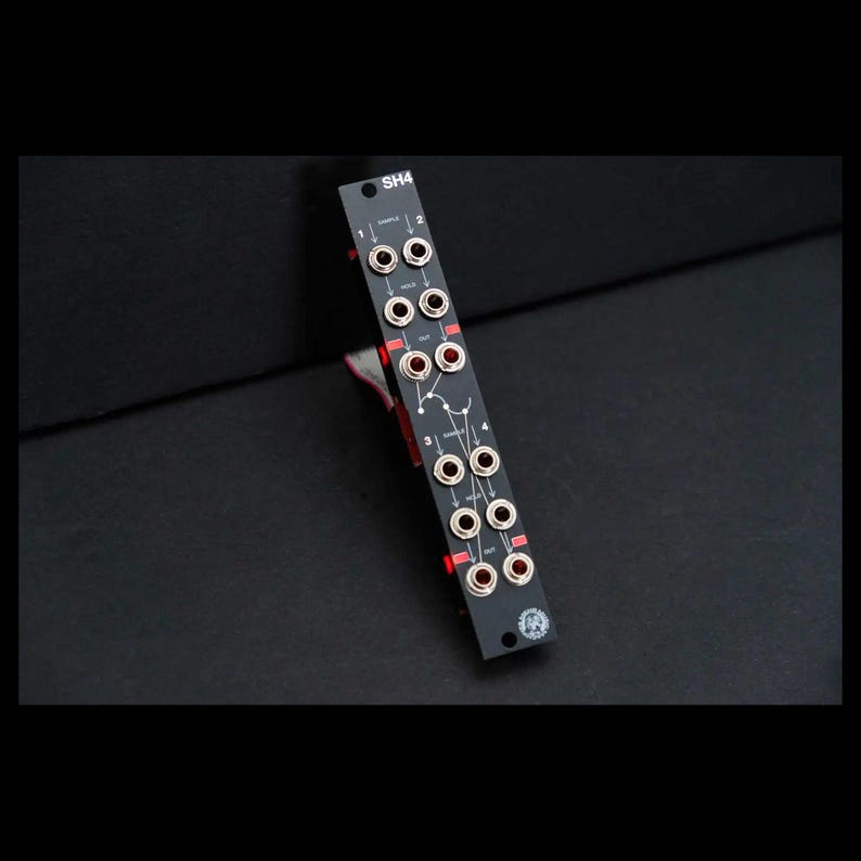 K&ouml;nnte beinhalten: Ein Set aus drei Keramikbechern mit gesprenkelter, matter Oberfl&auml;che. Die Becher sind in Creme-, Hellgrau- und Dunkelgraut&ouml;nen gehalten. Jeder Becher hat ein schlichtes, minimalistisches Design, perfekt f&uuml;r Kaffee oder Tee.