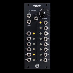 Pode incluir: Módulo de música eletrónica preto com a palavra "TIME" no topo. Possui vários conectores de entrada e saída, um botão rotativo com a etiqueta "VELOCITY" e várias secções rotuladas, incluindo "CLOCK", "RESET" e saídas numeradas. O módulo tem várias luzes indicadoras iluminadas.