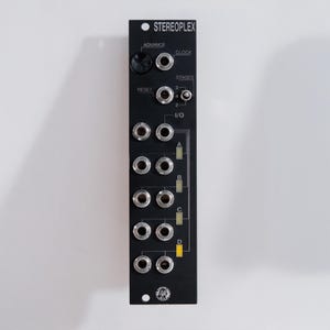 Pode incluir: Módulo eletrônico preto com a palavra "Stereoplex" no topo. Possui vários conectores de entrada/saída, botões e rótulos como "Advance", "Clock" e "Stages". O módulo é projetado para aplicações de áudio ou música eletrônica.