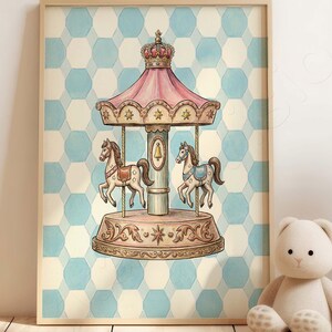Puede incluir: Una impresión enmarcada con una ilustración de carrusel con dos caballos. El carrusel tiene un dosel rosa y una corona dorada. El fondo es un patrón geométrico azul y blanco. Un oso de peluche y una pequeña mesa con una planta están en primer plano.