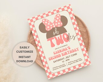 Puede incluir: Una invitación a cuadros rosa y blancos con una cabeza de ratón de dibujos animados. La invitación dice "Oh Two-les" y es para el segundo cumpleaños de Sabrina. La fiesta es el sábado 22 de julio de 12:00 a 4:00 pm en 1234 Disneyland Dr, Anaheim, CA 92802. RSVP antes del 8 de agosto a Angela al 123-456-7890.