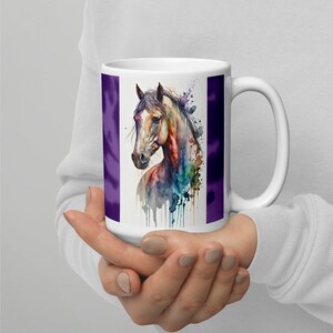 Bunt glänzende Tasse mit einem Artful Pferdedesign &quot;&quot;Harness the taste, unleash the power&quot;&quot;r.&quot;