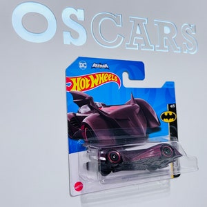 Voiture HotWheels DC Batmobile moulée sous pression. Carte courte.