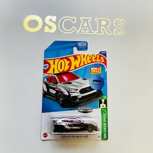 Ford Mustang Mach-E 1400. Elige entre la edición Hot Wheels Zamac o Treasure Hunt. ¡Réplica coleccionable en fundición a presión! ¡Viene en Protector!