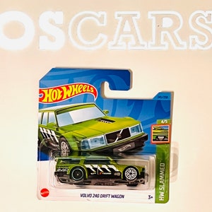 Voiture moulée sous pression verte HotWheels Volvo 240 Drift Wagon. Carte courte.