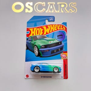 Ford Mustang 07, diseño de Falken de Hot Wheels, raro coche de juguete coleccionable en fundición, ¡réplica del modelo! ¡Excelente regalo para hombres, niños y niñas!