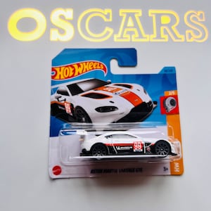 Carro fundido HotWheels Aston Martin Vantage GTE. Cartão curto.
