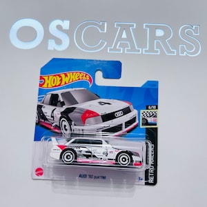 Carro branco fundido HotWheels Audi 90 Quattro. Cartão curto.