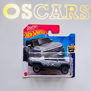 Carro fundido HotWheels Barbie GMC Hummer EV. Cartão curto.