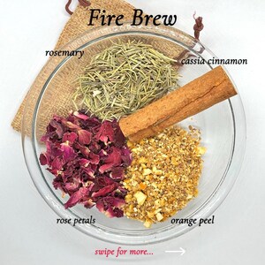 Könnte beinhalten: Eine Glasschüssel mit Zutaten für ein "Fire Brew". Die Schüssel enthält Rosmarin, Kassia-Zimt, Rosenblätter und Orangenschalen. Hinter der Schüssel befindet sich ein kleiner Jutesack. Der Text "Fire Brew" steht oben und "swipe for more..." unten.