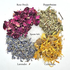 Könnte beinhalten: Draufsicht auf eine kreisförmige Anordnung natürlicher Zutaten. Rosenblätter, Pfefferminze, Lavendel, Ringelblume und Bittersalz sind beschriftet. Die Rosenblätter sind tiefrot, der Lavendel ist lila und die Ringelblume ist gelb.