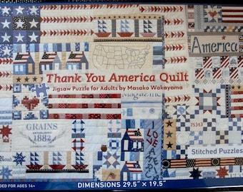 Może przedstawiać: Puzzle przedstawiające wzór patchworku z różnymi motywami patriotycznymi, w tym gwiazdami, paskami i napisem "Thank You America Quilt". Puzzle ma wymiary 74,9 cm x 49,5 cm.