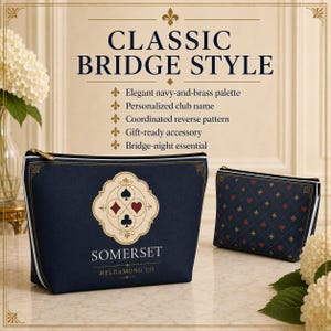 Peut inclure: Deux pochettes zipp&eacute;es bleu marine avec un embl&egrave;me cr&egrave;me orn&eacute; de symboles de cartes et le texte SOMERSET HELDAMONG CO. La plus grande pochette pr&eacute;sente l'embl&egrave;me, tandis que la plus petite arbore un motif r&eacute;p&eacute;titif de symboles de cartes rouges et noirs.