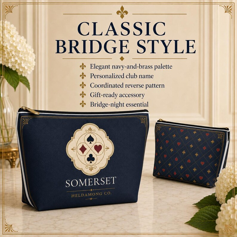 Peut inclure: Deux pochettes zipp&eacute;es bleu marine avec un embl&egrave;me cr&egrave;me orn&eacute; de symboles de cartes et le texte SOMERSET HELDAMONG CO. La plus grande pochette pr&eacute;sente l'embl&egrave;me, tandis que la plus petite arbore un motif r&eacute;p&eacute;titif de symboles de cartes rouges et noirs.