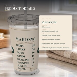 Puede incluir: Un vaso de acr&iacute;lico transparente de 473 ml con tapa plana y pajita. El vaso presenta un gr&aacute;fico de Mahjong American Set con el texto BAMS, CRAKS, DOTS, WINDS, DRAGONS, FLOWERS, JOKERS y un total de 152. Mide 15 cm de alto, 23,5 cm con la pajita.