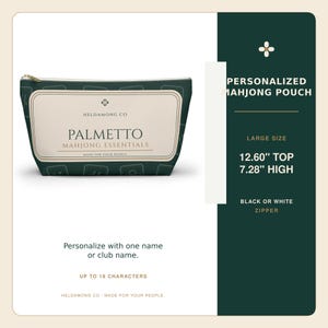 以下が含まれることがあります： HELDAMONG CO、PALMETTO、MAHJONG ESSENTIALS、MADE FOR YOUR PEOPLEの文字が記されたクリーム色の長方形ラベルが付いた、ダークグリーンのファスナー付きポーチ。ポーチのサイズは上部が32cm、高さが18.5cmです。