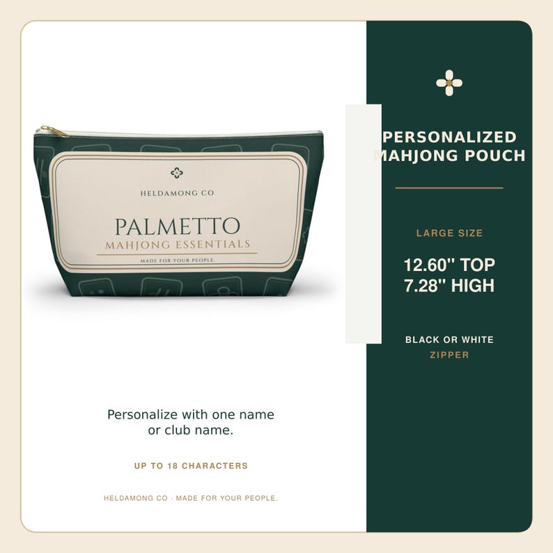 以下が含まれることがあります： HELDAMONG CO、PALMETTO、MAHJONG ESSENTIALS、MADE FOR YOUR PEOPLEの文字が記されたクリーム色の長方形ラベルが付いた、ダークグリーンのファスナー付きポーチ。ポーチのサイズは上部が32cm、高さが18.5cmです。