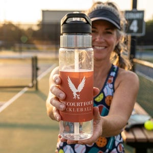 Botella de agua personalizada para pickleball, botella deportiva de 20 oz con pajita y nombre del club personalizado, escudo del club Erne, regalo para jugadores. imagen 2