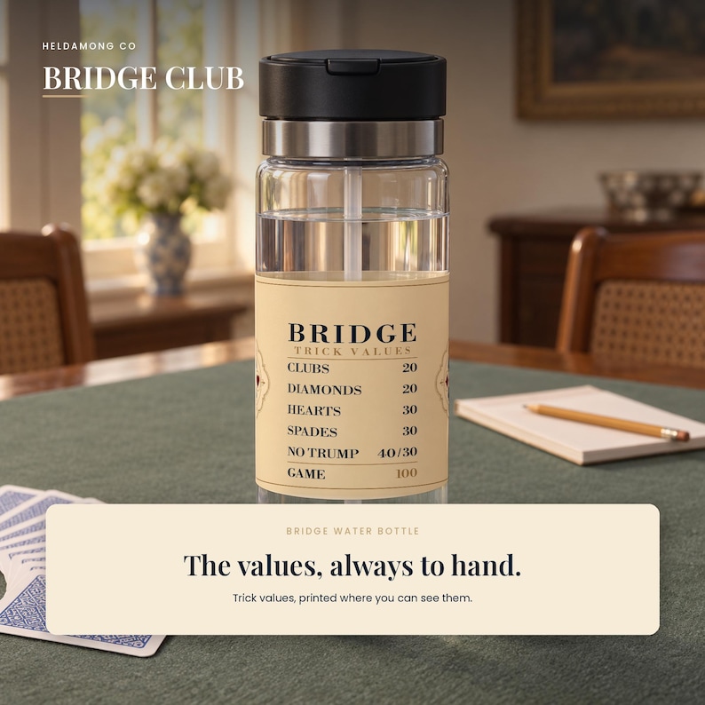 Puede incluir: Una botella de agua de pl&aacute;stico transparente con tapa negra y pajita. Una etiqueta beige en la botella muestra el texto BRIDGE TRICK VALUES, enumerando CLUBS 20, DIAMONDS 20, HEARTS 30, SPADES 30, NO TRUMP 40/30 y GAME 100 en fuente negra.