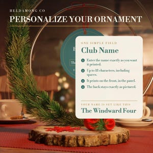K&ouml;nnte beinhalten: Eine Werbegrafik f&uuml;r ein personalisiertes Ornament mit einer runden gr&uuml;nen Scheibe, einem Tannenzweig und einem Holzsockel. Der Text lautet: HELDAMONG CO, PERSONALIZE YOUR ORNAMENT, ONE SIMPLE FIELD, Club Name, sowie Anweisungen zur Personalisierung.