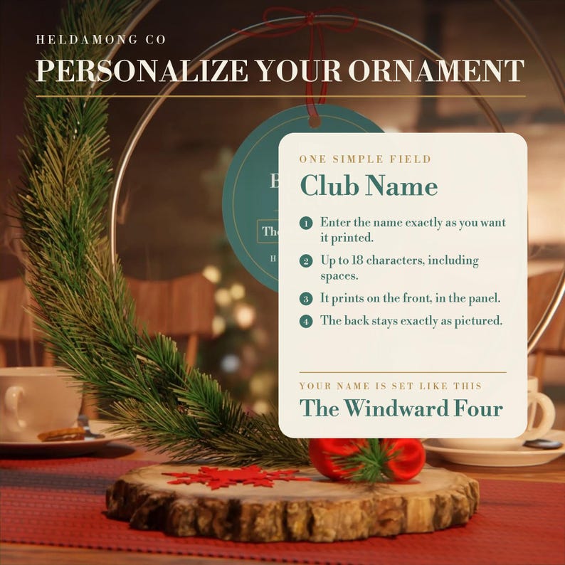 K&ouml;nnte beinhalten: Eine Werbegrafik f&uuml;r ein personalisiertes Ornament mit einer runden gr&uuml;nen Scheibe, einem Tannenzweig und einem Holzsockel. Der Text lautet: HELDAMONG CO, PERSONALIZE YOUR ORNAMENT, ONE SIMPLE FIELD, Club Name, sowie Anweisungen zur Personalisierung.