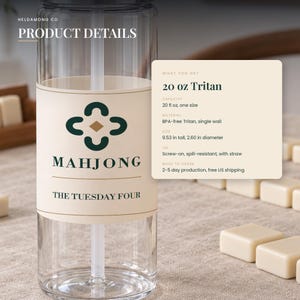 Peut inclure: Une bouteille d'eau transparente en Tritan de 591 ml avec une paille, dot&eacute;e d'une &eacute;tiquette cr&egrave;me avec un logo Mahjong vert fonc&eacute;, le texte Mahjong et The Tuesday Four, et une fiche produit indiquant 591 ml et 24,2 cm de hauteur.
