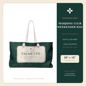 Pode incluir: Uma mala de fim de semana verde-escura com um padr&atilde;o repetitivo de pe&ccedil;as de mahjong e uma etiqueta central creme com o texto Palmetto Mahjong Club, Hilton Head Island, Est. 2024. A mala tem pegas de corda branca e mede 61 cm por 33 cm.