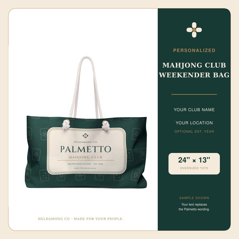 Pode incluir: Uma mala de fim de semana verde-escura com um padr&atilde;o repetitivo de pe&ccedil;as de mahjong e uma etiqueta central creme com o texto Palmetto Mahjong Club, Hilton Head Island, Est. 2024. A mala tem pegas de corda branca e mede 61 cm por 33 cm.