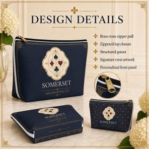 Peut inclure: Une pochette zipp&eacute;e bleu marine orn&eacute;e d'un &eacute;cusson cr&egrave;me avec des symboles de cartes &agrave; jouer et le texte SOMERSET HELDAMONG CO. La pochette pr&eacute;sente un soufflet structur&eacute;, une tirette de fermeture &eacute;clair en laiton et une fermeture sup&eacute;rieure.