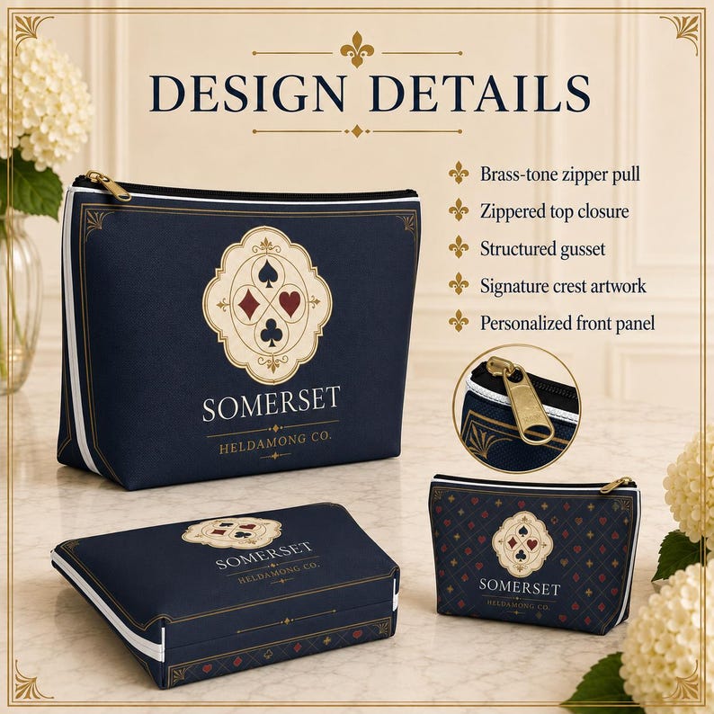 Peut inclure: Une pochette zipp&eacute;e bleu marine orn&eacute;e d'un &eacute;cusson cr&egrave;me avec des symboles de cartes &agrave; jouer et le texte SOMERSET HELDAMONG CO. La pochette pr&eacute;sente un soufflet structur&eacute;, une tirette de fermeture &eacute;clair en laiton et une fermeture sup&eacute;rieure.