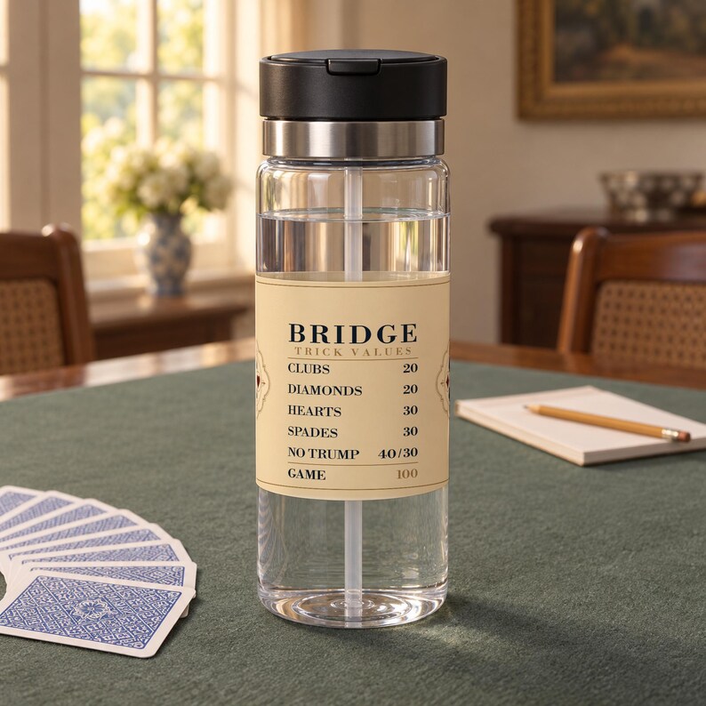 Puede incluir: Una botella de agua de pl&aacute;stico transparente con tapa negra y pajita, que presenta una etiqueta beige impresa con los valores de las bazas de Bridge: Clubs 20, Diamonds 20, Hearts 30, Spades 30, No Trump 40/30 y Game 100 en formato vertical.