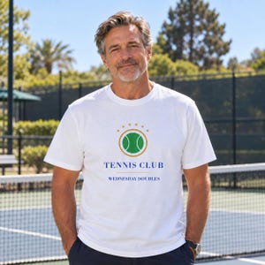 Gepersonaliseerd tennisclubshirt, T-shirt met teamnaam op maat, tenniscadeau (Comfort Colors) afbeelding 2