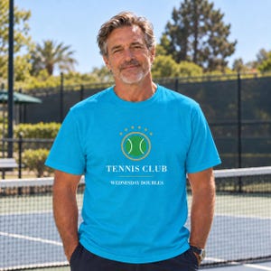 Gepersonaliseerd tennisclubshirt, T-shirt met teamnaam op maat, tenniscadeau (Comfort Colors) afbeelding 1
