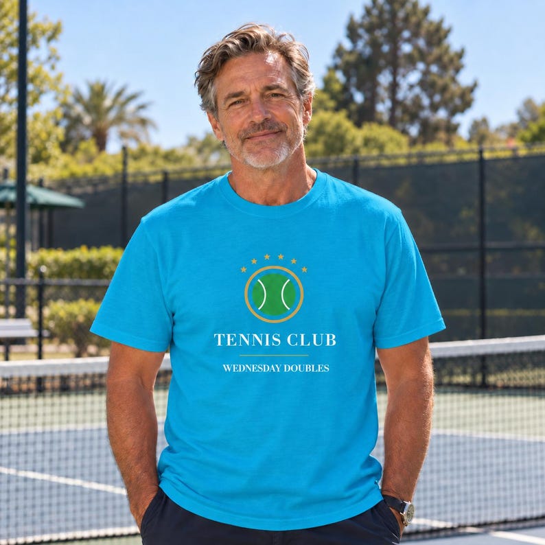 Gepersonaliseerd tennisclubshirt, T-shirt met teamnaam op maat, tenniscadeau (Comfort Colors) afbeelding 1