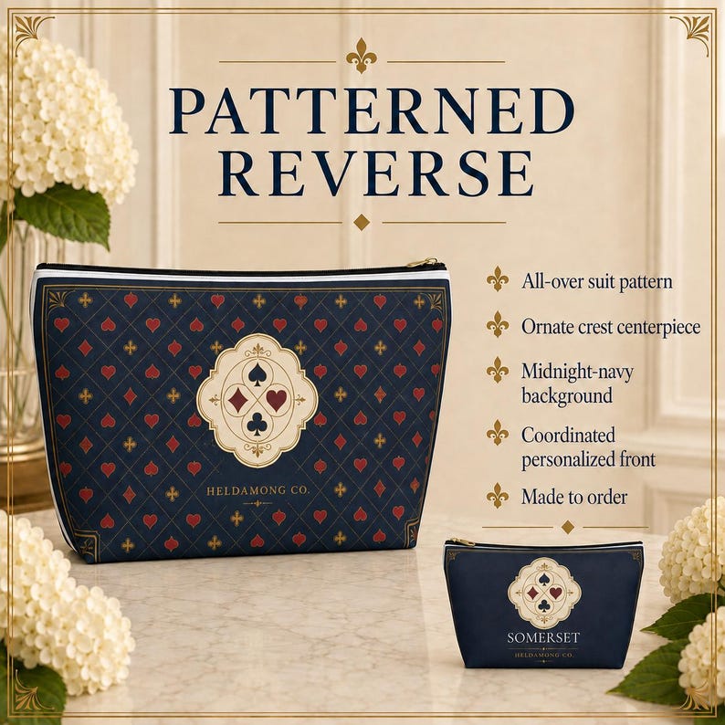 Peut inclure: Deux trousses zipp&eacute;es bleu marine avec un motif r&eacute;p&eacute;titif de symboles de cartes rouges et dor&eacute;s. La plus grande trousse pr&eacute;sente un &eacute;cusson cr&egrave;me orn&eacute; avec le texte HELDAMONG CO. La plus petite porte un &eacute;cusson similaire avec le texte SOMERSET.