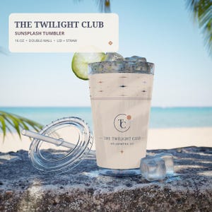 Peut inclure: Un gobelet &agrave; double paroi de 473 ml nomm&eacute; The Twilight Club Sunsplash Tumbler avec couvercle et paille. Le gobelet beige pr&eacute;sente un motif d'&eacute;toiles g&eacute;om&eacute;triques, un logo circulaire avec le texte The Twilight Club et Heldamong Co, des gla&ccedil;ons et une tranche de citron vert.