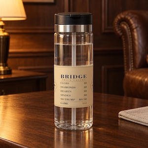 Puede incluir: Una botella de agua de pl&aacute;stico transparente con tapa negra y banda plateada. Una etiqueta beige envuelve el centro, mostrando el texto BRIDGE TRICK VALUES con una lista de puntuaciones: CLUBS 20, DIAMONDS 20, HEARTS 30, SPADES 30, NO TRUMP 40/30, GAME 100.
