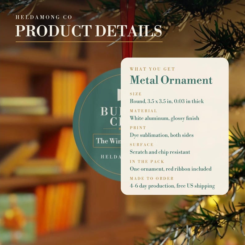 K&ouml;nnte beinhalten: Ein rundes Ornament aus wei&szlig;em Aluminium mit gl&auml;nzender Oberfl&auml;che und beidseitigem Sublimationsdruck. Das Ornament misst 8,89 x 8,89 cm bei einer Dicke von 0,08 cm. Es verf&uuml;gt &uuml;ber eine kratz- und sto&szlig;feste Oberfl&auml;che und ein rotes Band.
