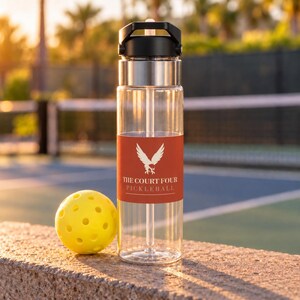 Botella de agua personalizada para pickleball, botella deportiva de 20 oz con pajita y nombre del club personalizado, escudo del club Erne, regalo para jugadores. imagen 1