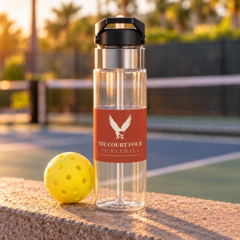 Botella de agua personalizada para pickleball, botella deportiva de 20 oz con pajita y nombre del club personalizado, escudo del club Erne, regalo para jugadores. imagen 1