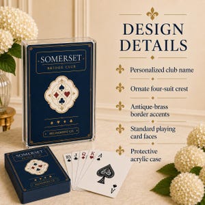 Puede incluir: Una baraja de cartas en un estuche de acr&iacute;lico transparente, con una caja azul oscuro que muestra el texto Somerset Bridge Club y Heldamong Co. Las cartas presentan un escudo ornamentado de cuatro palos, bordes de lat&oacute;n antiguo y caras est&aacute;ndar.